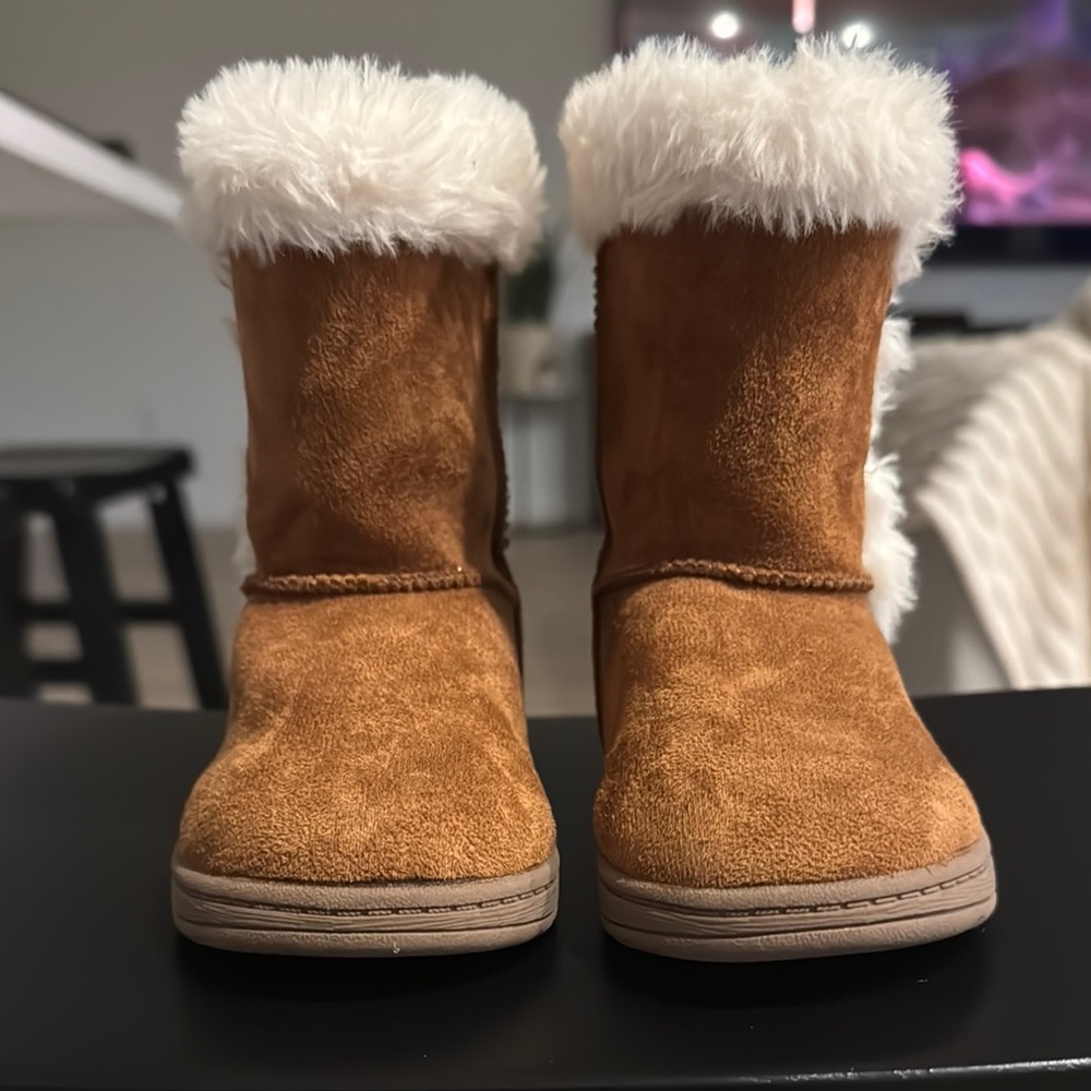 Cozy Tan Kids Boots with White Fur Trim